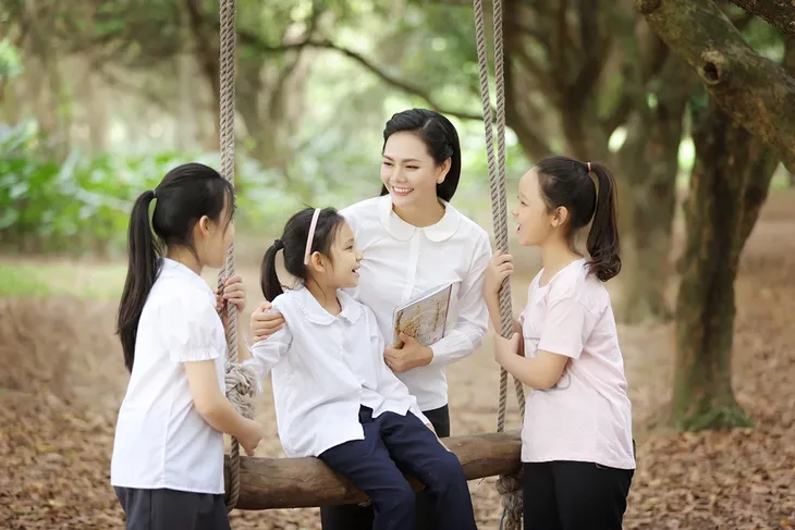 Bộ đôi Quán quân Sao mai ra mắt MV chào mừng ngày Nhà giáo Việt Nam 20/11 - Ảnh 1. Bộ đôi Quán quân Sao mai ra mắt MV chào mừng ngày Nhà giáo Việt Nam 20/11 - Ảnh 1.