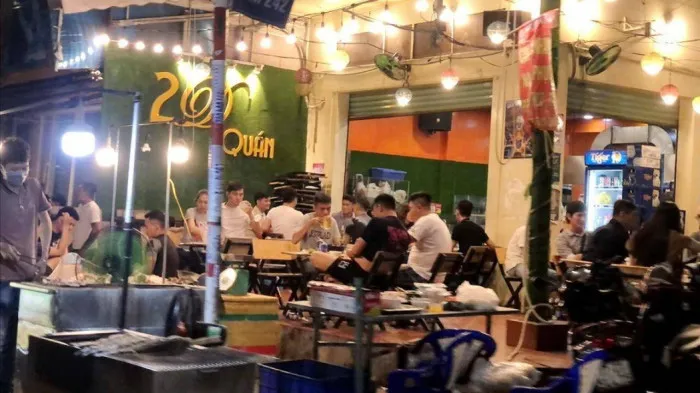 TP Hồ Chí Minh: Xe ôm công nghệ hoạt động lại, hàng quán được bán bia rượu đến 22h - Ảnh 1. TP Hồ Chí Minh: Xe ôm công nghệ hoạt động lại, hàng quán được bán bia rượu đến 22h - Ảnh 1.