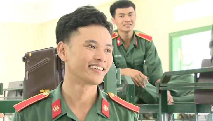 Chúng tôi chiến sĩ: Câu chuyện xúc động về học viên đặc biệt trường Sĩ quan Thông tin - Ảnh 4. Chúng tôi chiến sĩ: Câu chuyện xúc động về học viên đặc biệt trường Sĩ quan Thông tin - Ảnh 4.