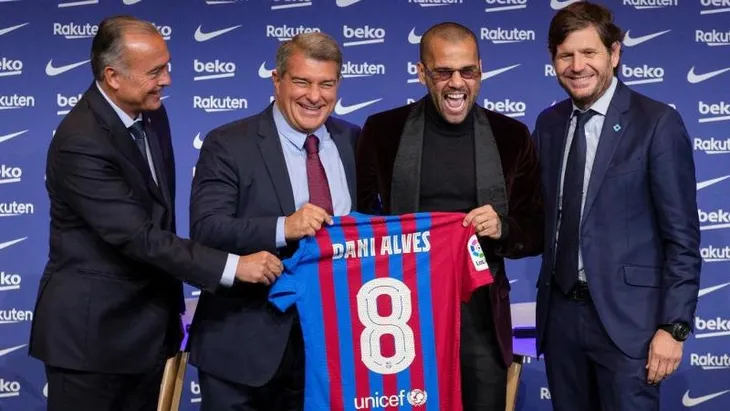 Chưa thi đấu, Dani Alves đã lập thêm 1 kỷ lục nữa ở giải VĐQG Tây Ban Nha - Ảnh 1. Chưa thi đấu, Dani Alves đã lập thêm 1 kỷ lục nữa ở giải VĐQG Tây Ban Nha - Ảnh 1.