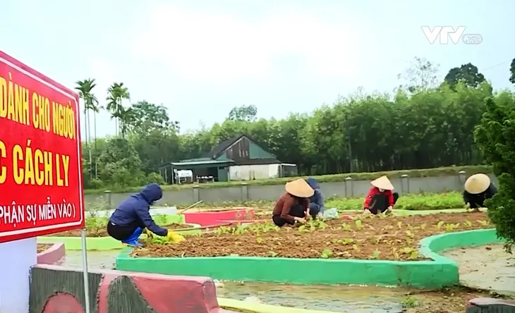 Giáo viên vùng đỏ ở Hà Tĩnh: Cách ly vẫn không quên nhiệm vụ - Ảnh 2.