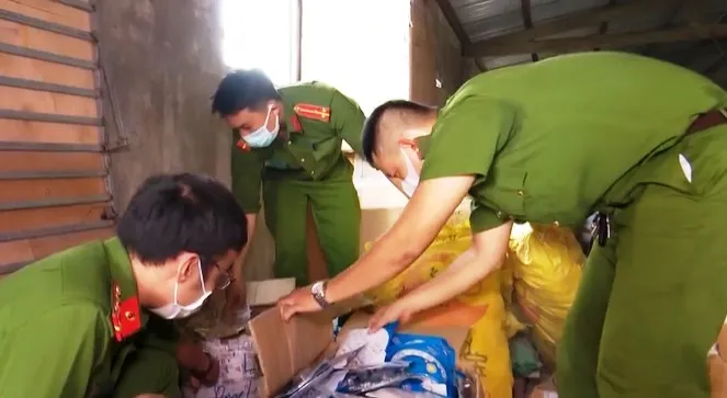 Phát hiện kho chứa hàng nghìn thiết bị điện không rõ nguồn gốc - Ảnh 2. Phát hiện kho chứa hàng nghìn thiết bị điện không rõ nguồn gốc - Ảnh 2.