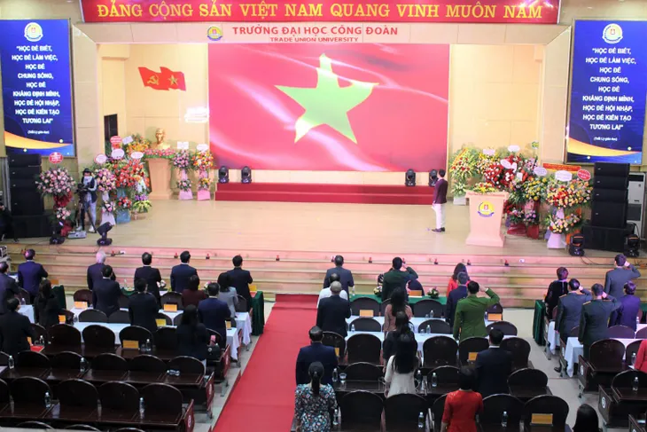 ĐH Công đoàn chào mừng ngày Nhà giáo Việt Nam trong Lễ khai giảng trang trọng - Ảnh 1. ĐH Công đoàn chào mừng ngày Nhà giáo Việt Nam trong Lễ khai giảng trang trọng - Ảnh 1.