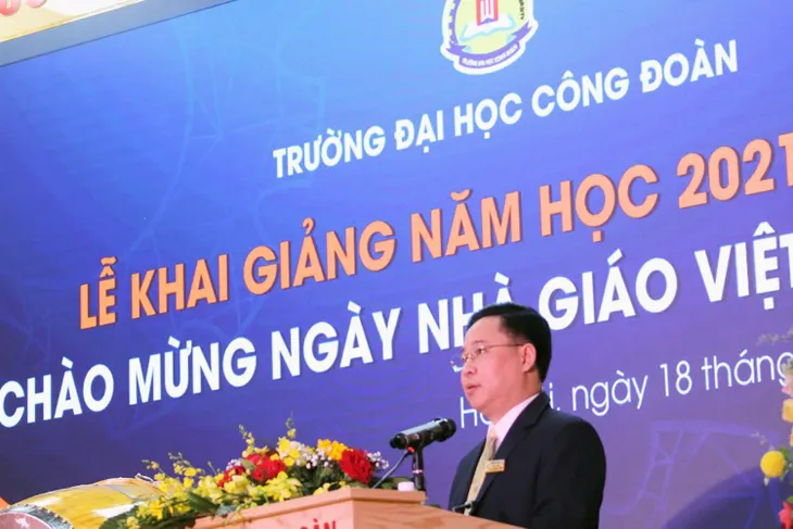 ĐH Công đoàn chào mừng ngày Nhà giáo Việt Nam trong Lễ khai giảng trang trọng - Ảnh 2. ĐH Công đoàn chào mừng ngày Nhà giáo Việt Nam trong Lễ khai giảng trang trọng - Ảnh 2.