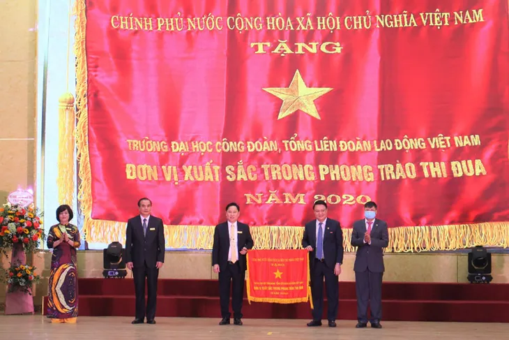 ĐH Công đoàn chào mừng ngày Nhà giáo Việt Nam trong Lễ khai giảng trang trọng - Ảnh 3. ĐH Công đoàn chào mừng ngày Nhà giáo Việt Nam trong Lễ khai giảng trang trọng - Ảnh 3.