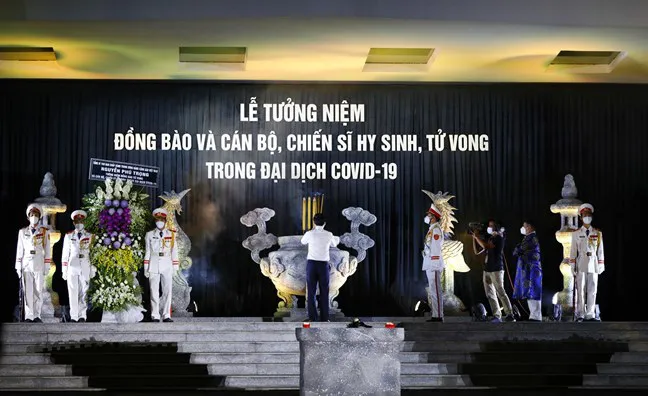 Lễ tưởng niệm người tử vong vì COVID-19: Lời tiễn biệt tới hơn 23.000 đồng bào, đồng chí vĩnh viễn ra đi - Ảnh 5. Lễ tưởng niệm người tử vong vì COVID-19: Lời tiễn biệt tới hơn 23.000 đồng bào, đồng chí vĩnh viễn ra đi - Ảnh 5.