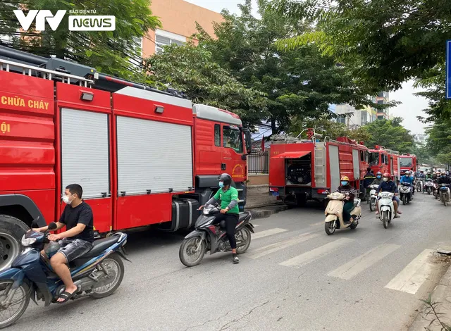 Hà Nội: Cháy kho điều hòa, người dân hốt hoảng bỏ chạy - Ảnh 3. Hà Nội: Cháy kho điều hòa, người dân hốt hoảng bỏ chạy - Ảnh 3.