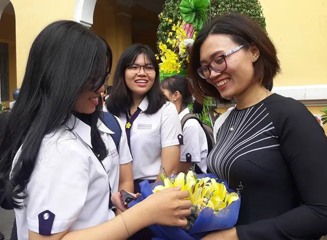 Phụ huynh đau đầu có nên tặng quà 20/11 khi học online? - Ảnh 2. Phụ huynh đau đầu có nên tặng quà 20/11 khi học online? - Ảnh 2.