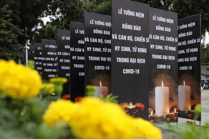 Lễ tưởng niệm người tử vong trong đại dịch COVID-19: Nhắc nhớ về nỗi đau và trách nhiệm - Ảnh 1. Lễ tưởng niệm người tử vong trong đại dịch COVID-19: Nhắc nhớ về nỗi đau và trách nhiệm - Ảnh 1.