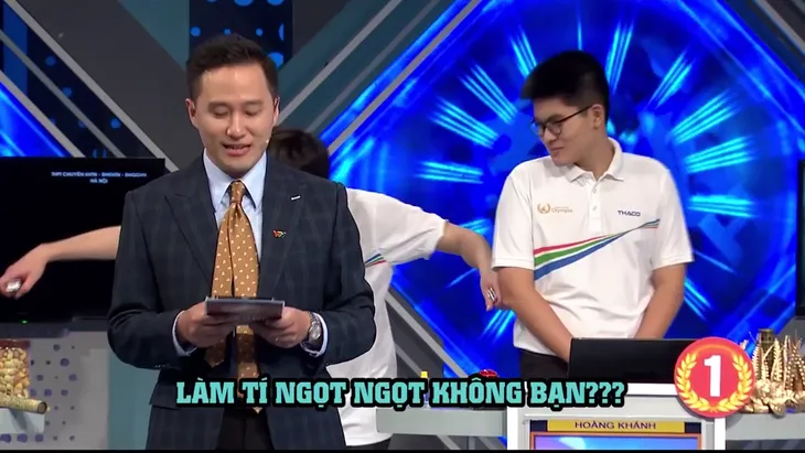 Hành động gây sốt của Duy Anh ở Chung kết Đường lên đỉnh Olympia 2021 - Ảnh 1. Hành động gây sốt của Duy Anh ở Chung kết Đường lên đỉnh Olympia 2021 - Ảnh 1.