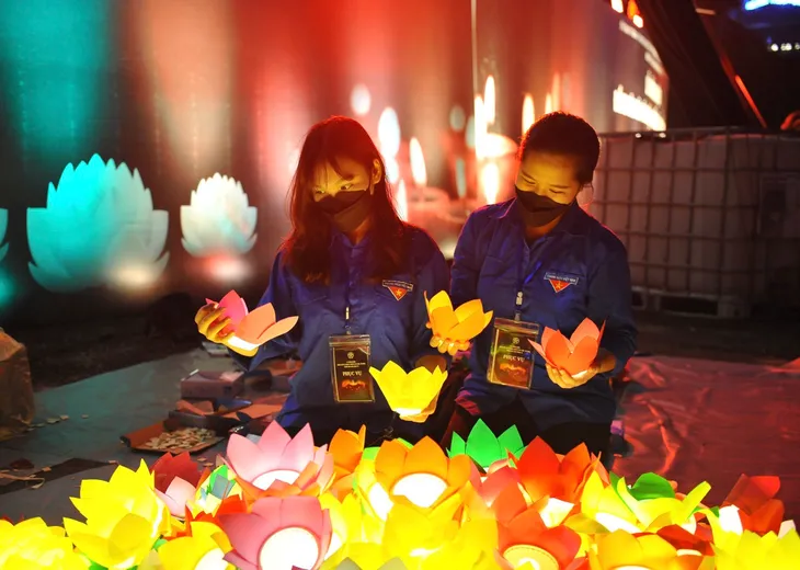 Lễ tưởng niệm người tử vong vì COVID-19: Lời tiễn biệt tới hơn 23.000 đồng bào, đồng chí vĩnh viễn ra đi - Ảnh 10. Lễ tưởng niệm người tử vong vì COVID-19: Lời tiễn biệt tới hơn 23.000 đồng bào, đồng chí vĩnh viễn ra đi - Ảnh 10.