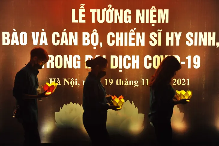 Lễ tưởng niệm người tử vong vì COVID-19: Lời tiễn biệt tới hơn 23.000 đồng bào, đồng chí vĩnh viễn ra đi - Ảnh 9. Lễ tưởng niệm người tử vong vì COVID-19: Lời tiễn biệt tới hơn 23.000 đồng bào, đồng chí vĩnh viễn ra đi - Ảnh 9.
