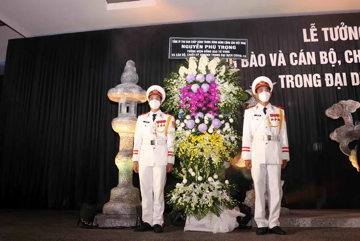 Lễ tưởng niệm người tử vong vì COVID-19: Lời tiễn biệt tới hơn 23.000 đồng bào, đồng chí vĩnh viễn ra đi - Ảnh 1. Lễ tưởng niệm người tử vong vì COVID-19: Lời tiễn biệt tới hơn 23.000 đồng bào, đồng chí vĩnh viễn ra đi - Ảnh 1.