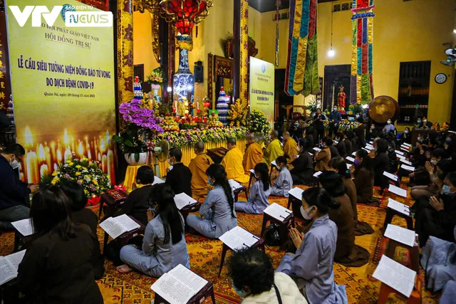Chư tăng, phật tử thắp đèn cầu siêu cho đồng bào, chiến sĩ tử vong vì đại dịch COVID-19 - Ảnh 10. Chư tăng, phật tử thắp đèn cầu siêu cho đồng bào, chiến sĩ tử vong vì đại dịch COVID-19 - Ảnh 10.