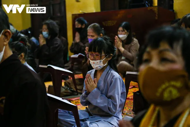 Chư tăng, phật tử thắp đèn cầu siêu cho đồng bào, chiến sĩ tử vong vì đại dịch COVID-19 - Ảnh 15. Chư tăng, phật tử thắp đèn cầu siêu cho đồng bào, chiến sĩ tử vong vì đại dịch COVID-19 - Ảnh 15.