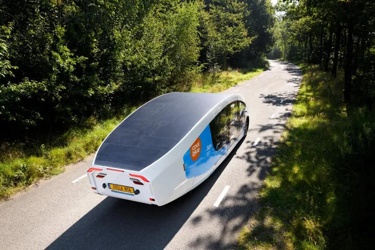 Motorhome chạy hoàn toàn bằng năng lượng mặt trời đầu tiên trên thế giới - Ảnh 1. Motorhome chạy hoàn toàn bằng năng lượng mặt trời đầu tiên trên thế giới - Ảnh 1.