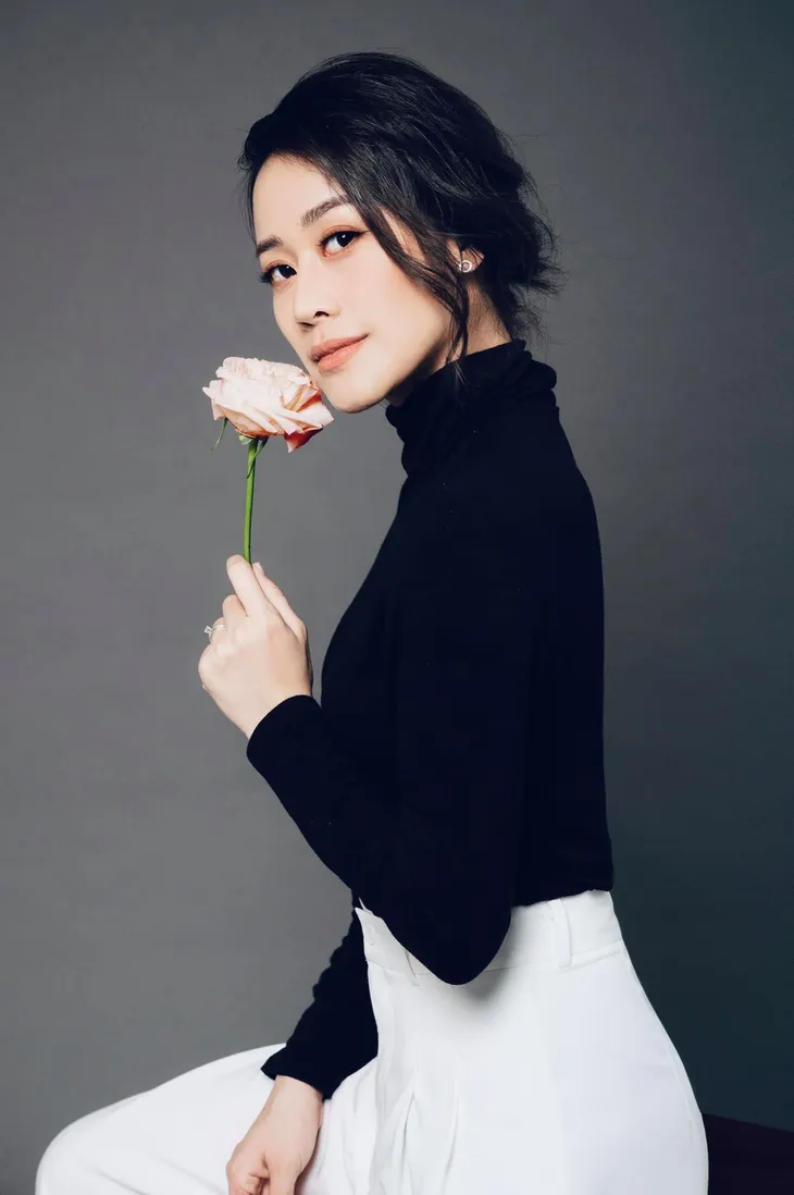 MC Phí Linh hút mọi ánh nhìn trong bộ ảnh mới - Ảnh 2. MC Phí Linh hút mọi ánh nhìn trong bộ ảnh mới - Ảnh 2.