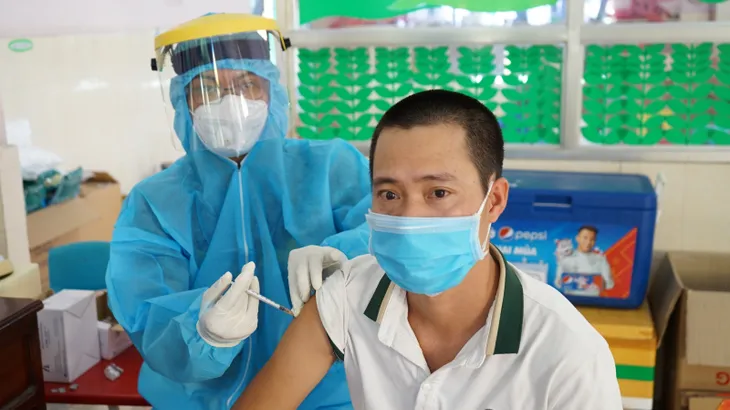 Sáng 2/11, đã có hơn 822.000 bệnh nhân COVID-19 khỏi; người đến TP Hồ Chí Minh chưa tiêm vaccine phải cách ly 14 ngày tại nhà - Ảnh 3. Sáng 2/11, đã có hơn 822.000 bệnh nhân COVID-19 khỏi; người đến TP Hồ Chí Minh chưa tiêm vaccine phải cách ly 14 ngày tại nhà - Ảnh 3.