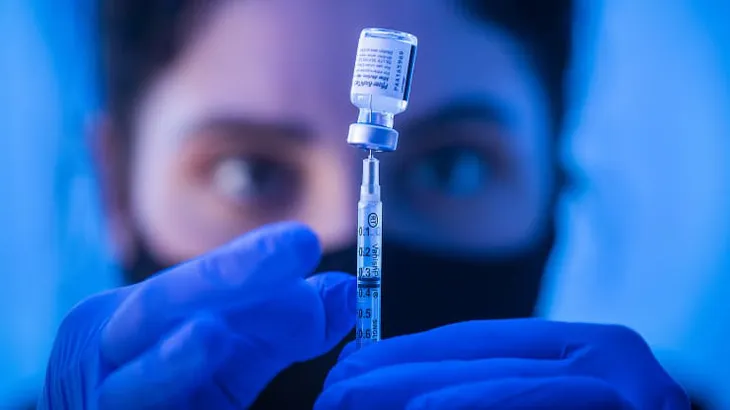 Mỹ phê duyệt mũi tiêm tăng cường với vaccine Pfizer và Moderna cho người trưởng thành - Ảnh 1. Mỹ phê duyệt mũi tiêm tăng cường với vaccine Pfizer và Moderna cho người trưởng thành - Ảnh 1.