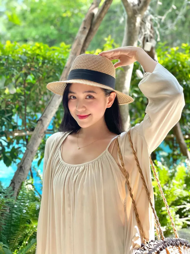 Nhan sắc đời thường xinh đẹp của Yến Thương ngày nắng về - Ảnh 7. Nhan sắc đời thường xinh đẹp của Yến Thương ngày nắng về - Ảnh 7.