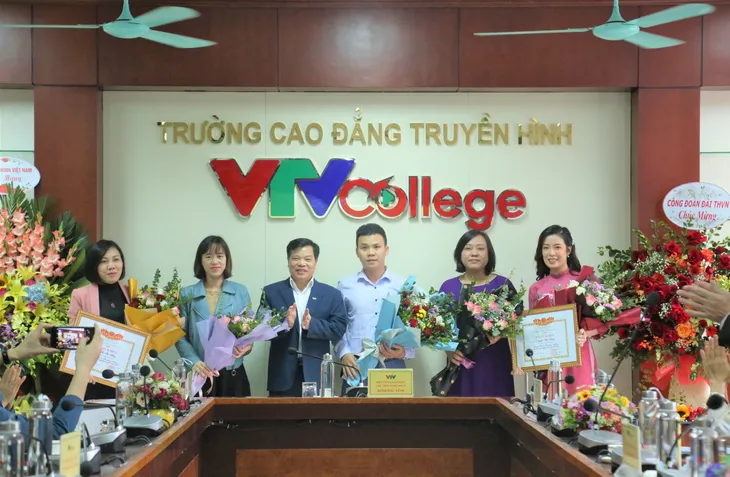 Phó Tổng Giám đốc Đài THVN Đinh Đắc Vĩnh thăm, chúc mừng Trường Cao đẳng Truyền hình - Ảnh 3. Phó Tổng Giám đốc Đài THVN Đinh Đắc Vĩnh thăm, chúc mừng Trường Cao đẳng Truyền hình - Ảnh 3.
