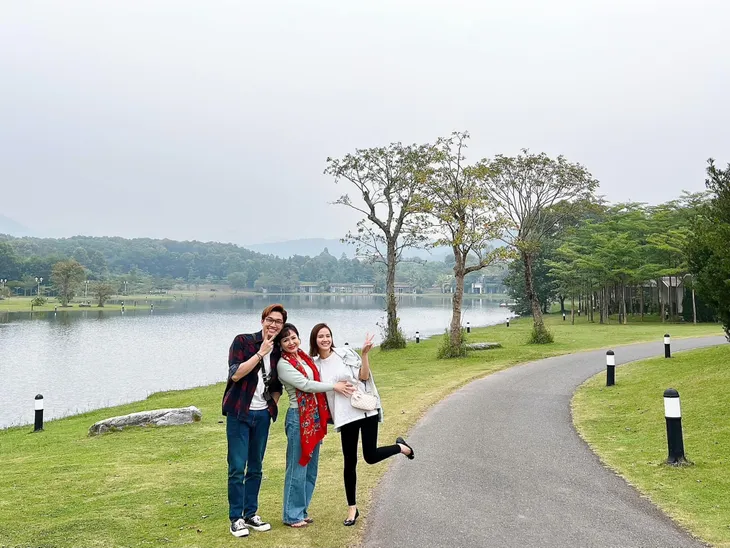 Thương ngày nắng về: Huyền Lizzie rạng rỡ bên Đình Tú và mẹ Yến - Ảnh 2. Thương ngày nắng về: Huyền Lizzie rạng rỡ bên Đình Tú và mẹ Yến - Ảnh 2.