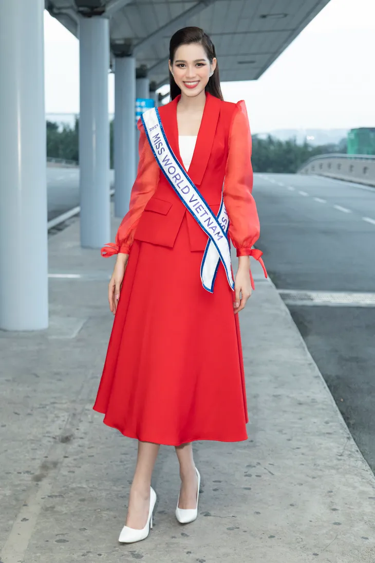 Hoa hậu Đỗ Hà bật khóc tại sân bay ngày lên đường thi Miss World 2021 - Ảnh 4. Hoa hậu Đỗ Hà bật khóc tại sân bay ngày lên đường thi Miss World 2021 - Ảnh 4.