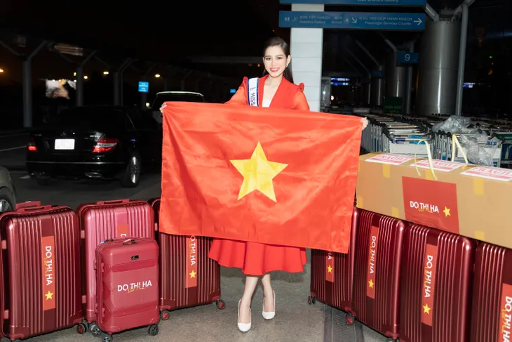 Hoa hậu Đỗ Hà bật khóc tại sân bay ngày lên đường thi Miss World 2021 - Ảnh 2. Hoa hậu Đỗ Hà bật khóc tại sân bay ngày lên đường thi Miss World 2021 - Ảnh 2.