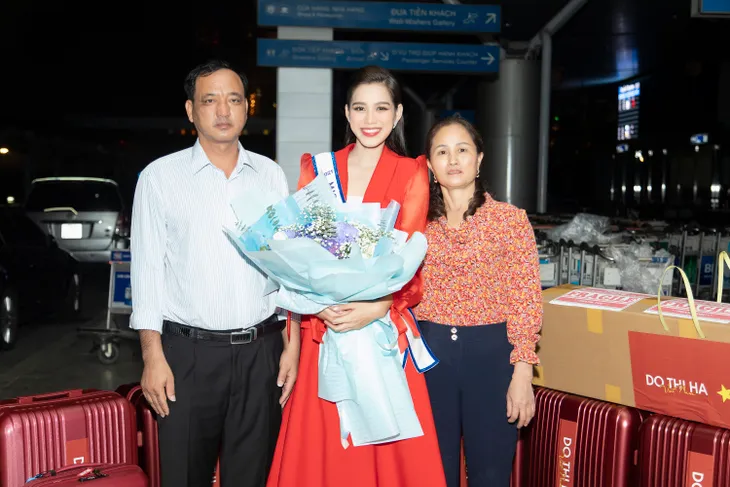 Hoa hậu Đỗ Hà bật khóc tại sân bay ngày lên đường thi Miss World 2021 - Ảnh 1. Hoa hậu Đỗ Hà bật khóc tại sân bay ngày lên đường thi Miss World 2021 - Ảnh 1.