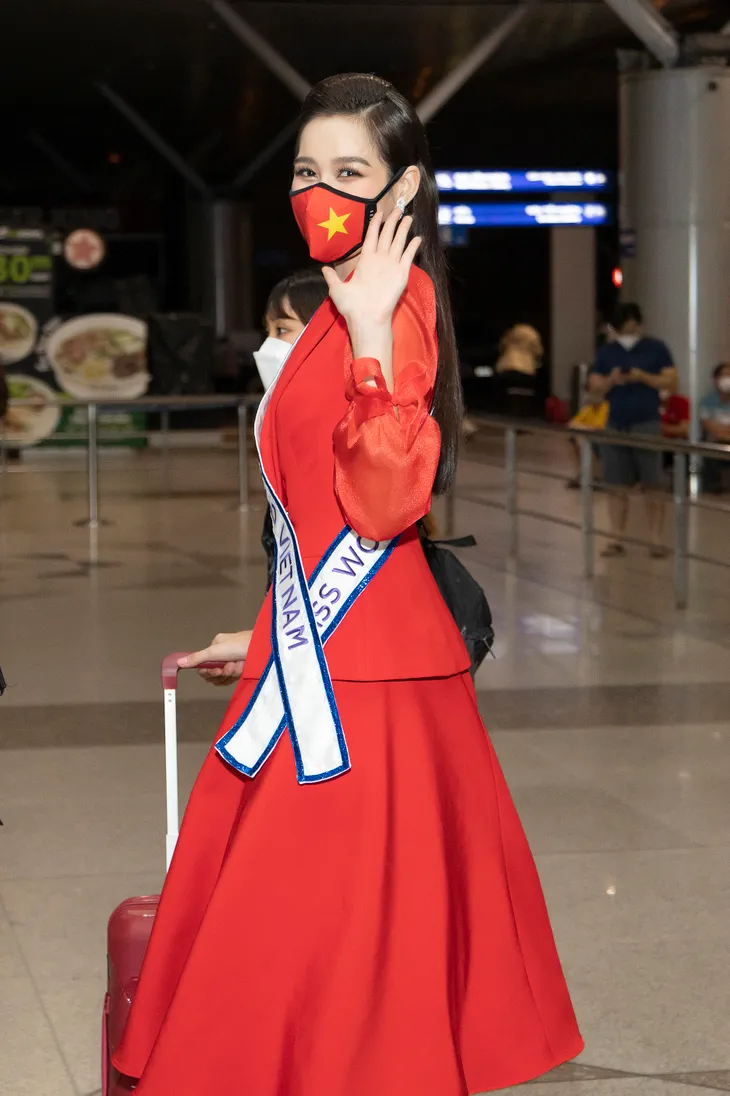Hoa hậu Đỗ Hà bật khóc tại sân bay ngày lên đường thi Miss World 2021 - Ảnh 3. Hoa hậu Đỗ Hà bật khóc tại sân bay ngày lên đường thi Miss World 2021 - Ảnh 3.