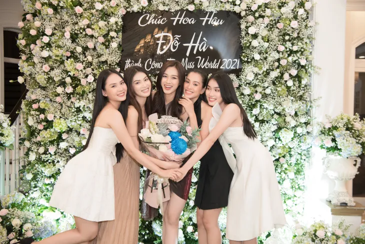 Hoa hậu Đỗ Hà bật khóc tại sân bay ngày lên đường thi Miss World 2021 - Ảnh 7. Hoa hậu Đỗ Hà bật khóc tại sân bay ngày lên đường thi Miss World 2021 - Ảnh 7.