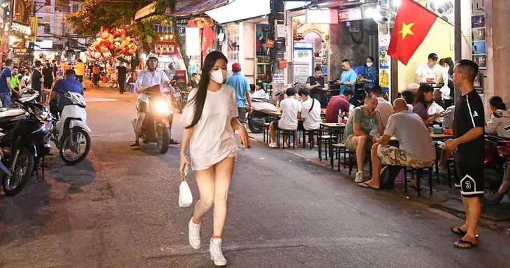 Số ca mắc COVID-19 tăng đáng lo ngại, nhiều hàng quán tại Hà Nội vẫn duy trì 5 không - Ảnh 1. Số ca mắc COVID-19 tăng đáng lo ngại, nhiều hàng quán tại Hà Nội vẫn duy trì 5 không - Ảnh 1.
