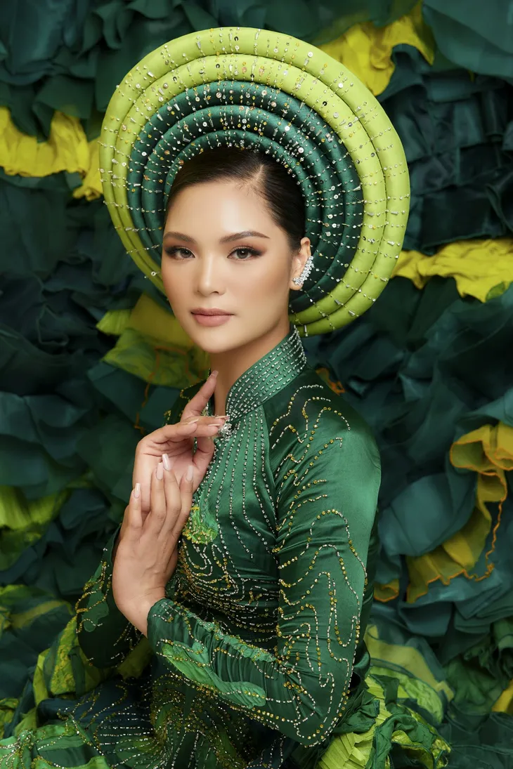Đại diện Việt Nam trình làng trang phục truyền thống dự thi Miss Earth 2021 - Ảnh 2. Đại diện Việt Nam trình làng trang phục truyền thống dự thi Miss Earth 2021 - Ảnh 2.