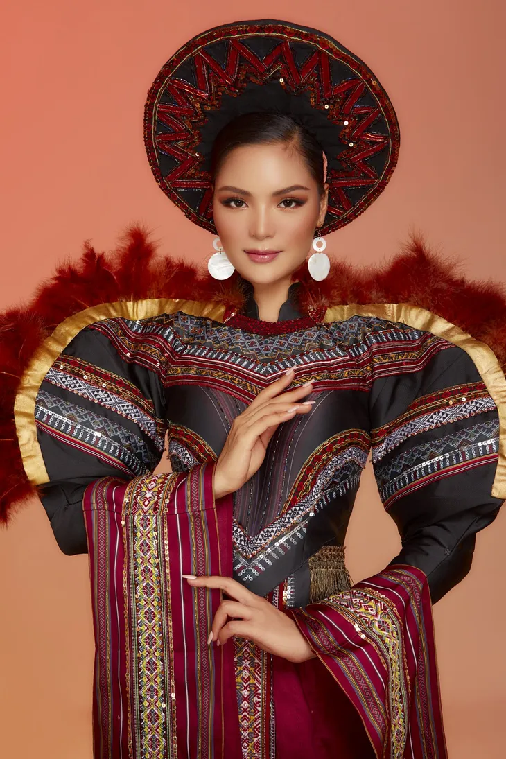 Đại diện Việt Nam trình làng trang phục truyền thống dự thi Miss Earth 2021 - Ảnh 4. Đại diện Việt Nam trình làng trang phục truyền thống dự thi Miss Earth 2021 - Ảnh 4.