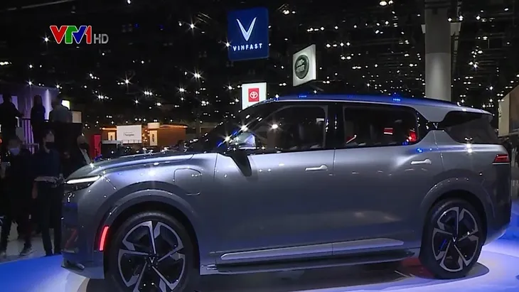 Triển lãm ô tô Los Angeles 2021: VF e35 và VF e36 của VinFast thu hút khách tham quan - Ảnh 2. Triển lãm ô tô Los Angeles 2021: VF e35 và VF e36 của VinFast thu hút khách tham quan - Ảnh 2.