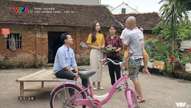 Phố trong làng - Tập 10: Đông lo lắng khi người yêu đề nghị ra mắt gia đình - Ảnh 8. Phố trong làng - Tập 10: Đông lo lắng khi người yêu đề nghị ra mắt gia đình - Ảnh 8.