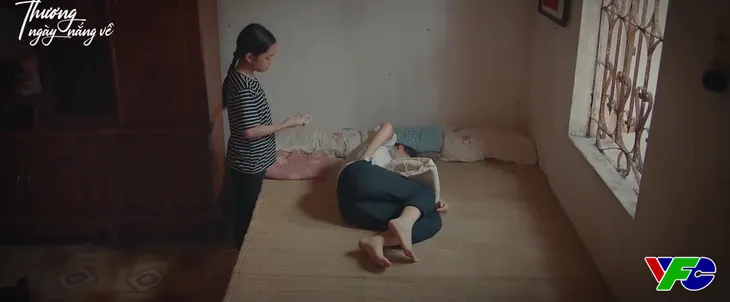 Thương ngày nắng về - Tập 4: Hoa cõng chị Khánh đi cấp cứu - Ảnh 1. Thương ngày nắng về - Tập 4: Hoa cõng chị Khánh đi cấp cứu - Ảnh 1.