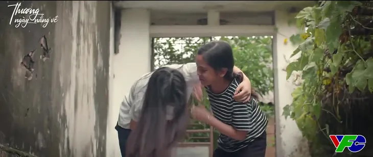 Thương ngày nắng về - Tập 4: Hoa cõng chị Khánh đi cấp cứu - Ảnh 4. Thương ngày nắng về - Tập 4: Hoa cõng chị Khánh đi cấp cứu - Ảnh 4.