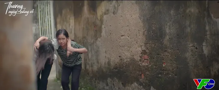 Thương ngày nắng về - Tập 4: Hoa cõng chị Khánh đi cấp cứu - Ảnh 3. Thương ngày nắng về - Tập 4: Hoa cõng chị Khánh đi cấp cứu - Ảnh 3.