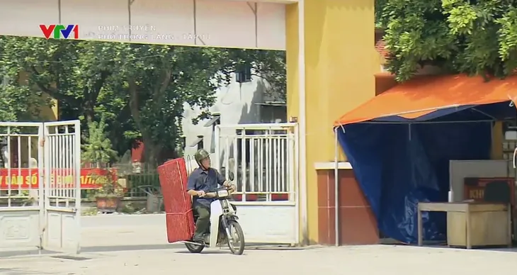 Phố trong làng - Tập 10: Đông lo lắng khi người yêu đề nghị ra mắt gia đình - Ảnh 15. Phố trong làng - Tập 10: Đông lo lắng khi người yêu đề nghị ra mắt gia đình - Ảnh 15.