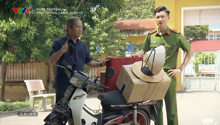 Phố trong làng - Tập 10: Đông lo lắng khi người yêu đề nghị ra mắt gia đình - Ảnh 16. Phố trong làng - Tập 10: Đông lo lắng khi người yêu đề nghị ra mắt gia đình - Ảnh 16.