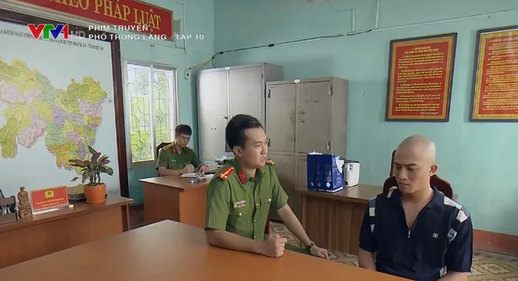 Phố trong làng - Tập 10: Đông lo lắng khi người yêu đề nghị ra mắt gia đình - Ảnh 1. Phố trong làng - Tập 10: Đông lo lắng khi người yêu đề nghị ra mắt gia đình - Ảnh 1.