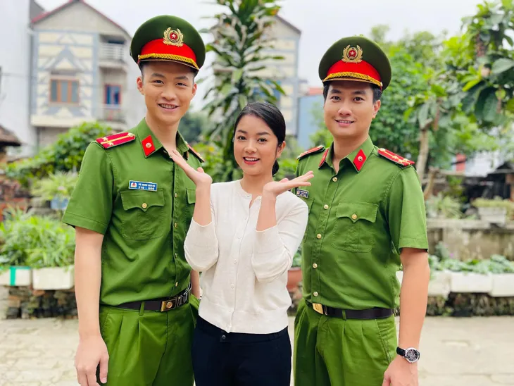 Phố trong làng: Cô vợ suốt ngày bị ăn hành gây bất ngờ với nhan sắc đời thường - Ảnh 4. Phố trong làng: Cô vợ suốt ngày bị ăn hành gây bất ngờ với nhan sắc đời thường - Ảnh 4.