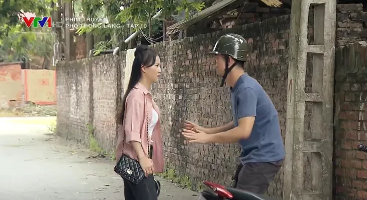 Phố trong làng - Tập 10: Đông lo lắng khi người yêu đề nghị ra mắt gia đình - Ảnh 9. Phố trong làng - Tập 10: Đông lo lắng khi người yêu đề nghị ra mắt gia đình - Ảnh 9.