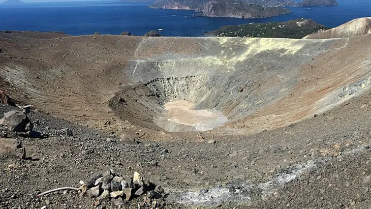 Hàng trăm người trên đảo Vulcano phải sơ tán tránh khí độc gây chết người của núi lửa - Ảnh 1. Hàng trăm người trên đảo Vulcano phải sơ tán tránh khí độc gây chết người của núi lửa - Ảnh 1.