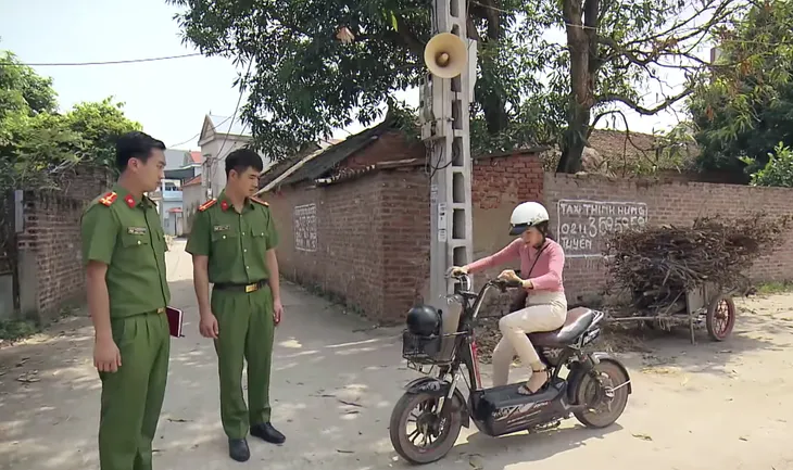 Phố trong làng - Tập 11: Hoài hớt hải đi báo án nhưng Nam một mực không tin - Ảnh 1. Phố trong làng - Tập 11: Hoài hớt hải đi báo án nhưng Nam một mực không tin - Ảnh 1.
