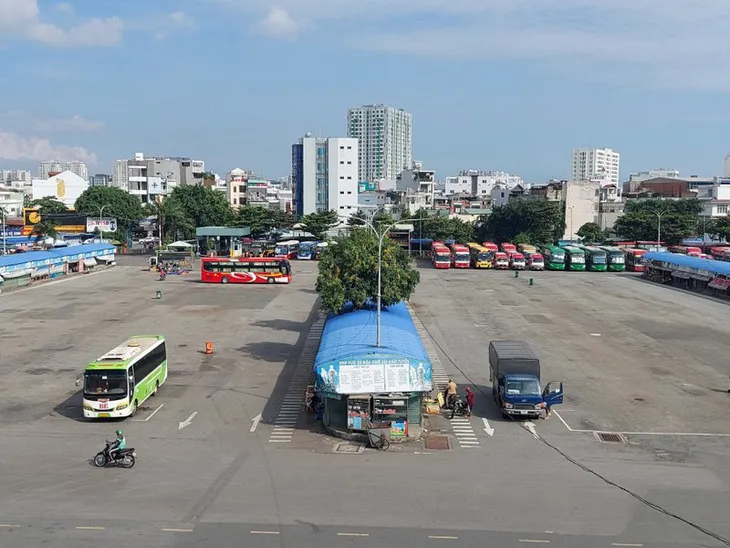 Bến xe lớn nhất cả nước đìu hiu vắng khách, hàng nghìn xe nằm dãi nắng - Ảnh 1. Bến xe lớn nhất cả nước đìu hiu vắng khách, hàng nghìn xe nằm dãi nắng - Ảnh 1.
