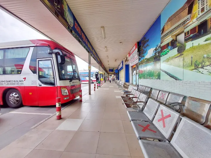 Bến xe lớn nhất cả nước đìu hiu vắng khách, hàng nghìn xe nằm dãi nắng - Ảnh 2. Bến xe lớn nhất cả nước đìu hiu vắng khách, hàng nghìn xe nằm dãi nắng - Ảnh 2.