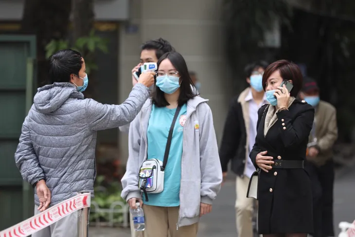 Ảnh: Học sinh Hà Nội đến trường tiêm vaccine phòng COVID-19 - Ảnh 1. Ảnh: Học sinh Hà Nội đến trường tiêm vaccine phòng COVID-19 - Ảnh 1.