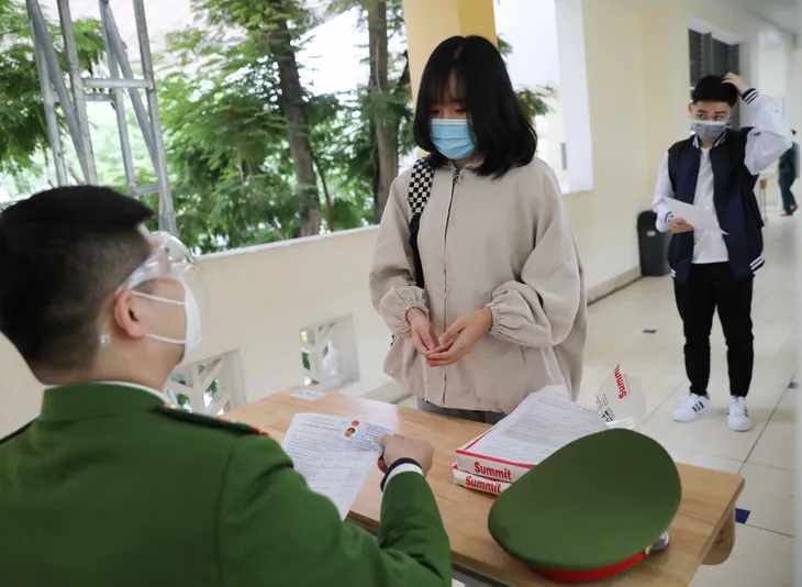 Ảnh: Học sinh Hà Nội đến trường tiêm vaccine phòng COVID-19 - Ảnh 3. Ảnh: Học sinh Hà Nội đến trường tiêm vaccine phòng COVID-19 - Ảnh 3.